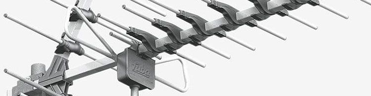 Eine silberne Fernsehantenne mit mehreren Elementen und einem Verstärker, montiert auf einer Halterung.